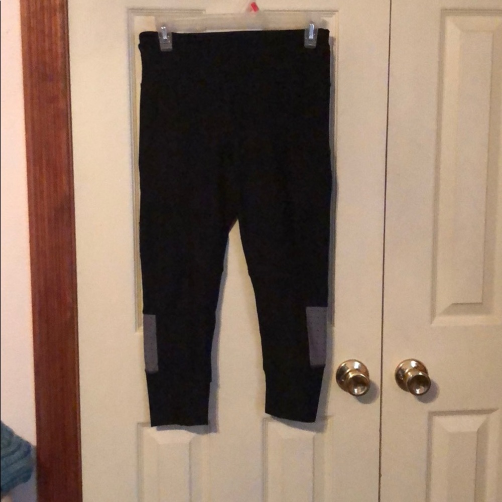 Black cropped leggings